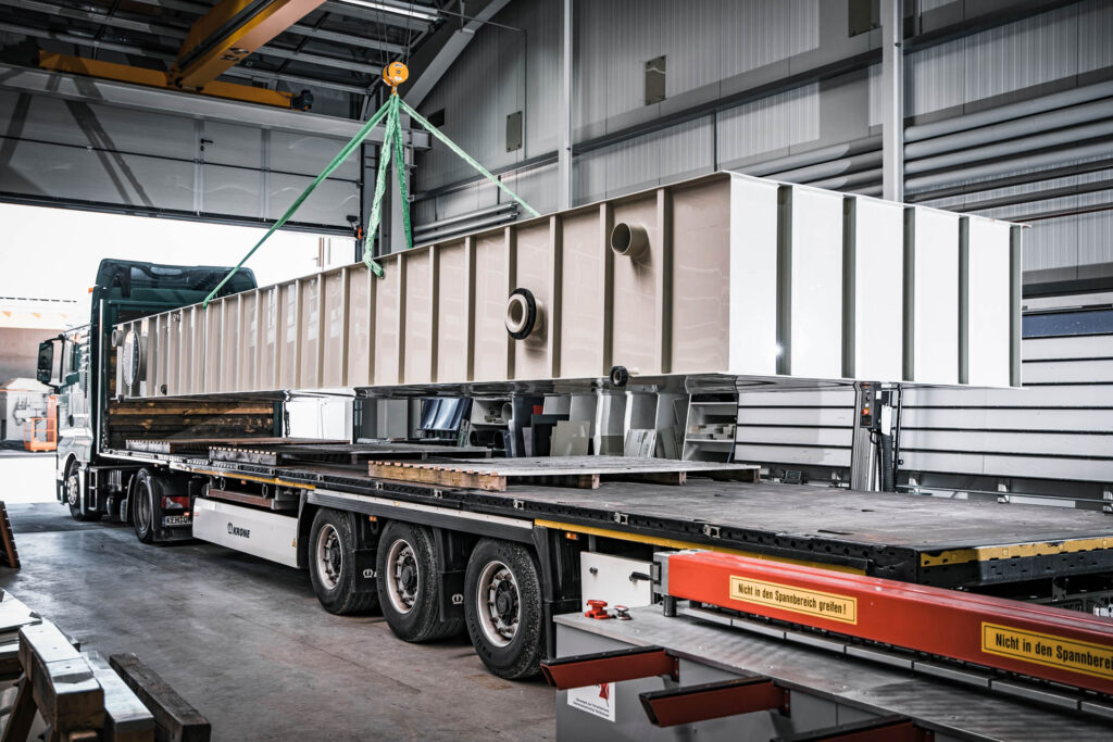 Schwallwasserbehälter aus Kunststoff 7 Verladung eines Schwallwasserbehälters auf einen LKW