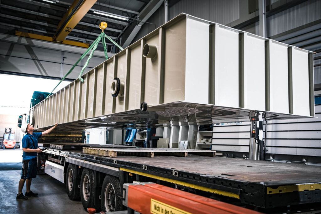 Schwallwasserbehälter aus Kunststoff 3 Ein Schwallwasserbehälter wird auf einen LKW verladen