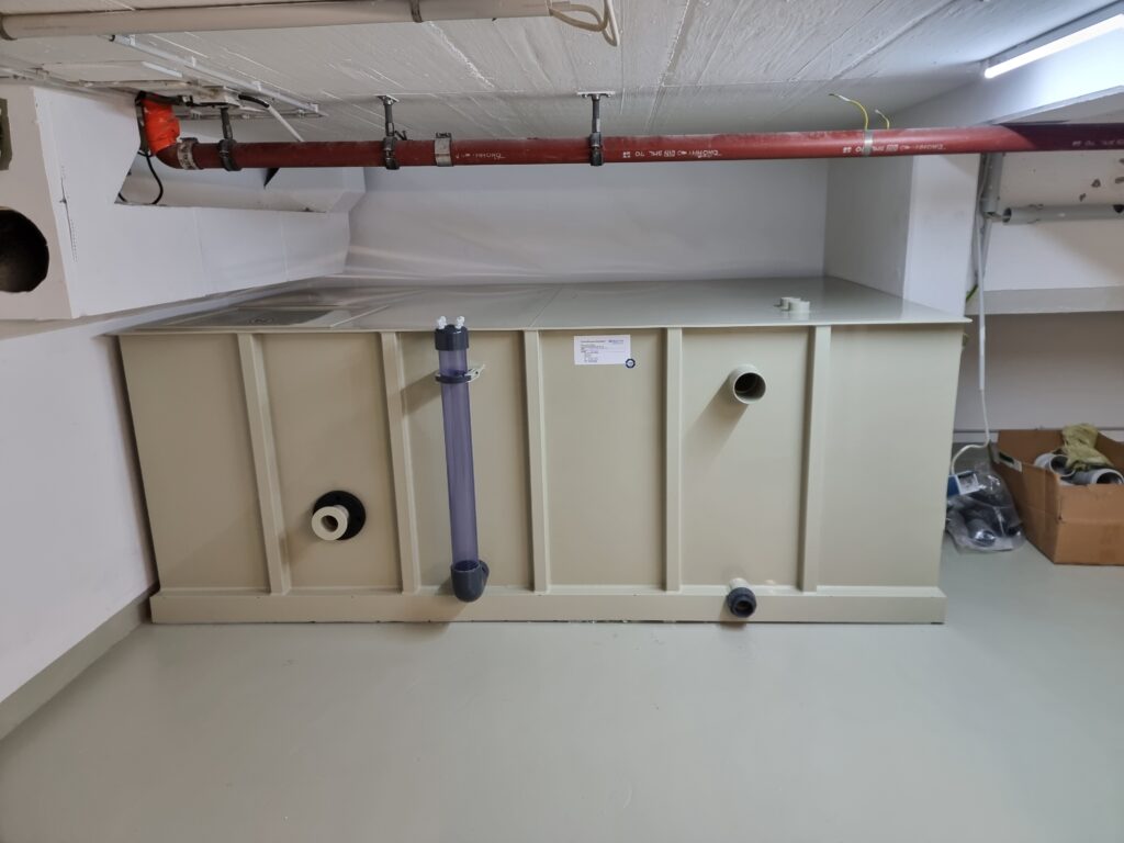 Schwallwasserbehälter aus Kunststoff 6 Neutra Pufferspeicher aus Kunststoff mit Füllstandsanzeige
